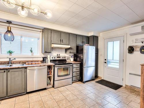 Cuisine - 250 Rue L'Espérance, Lavaltrie, QC - Indoor Photo Showing Kitchen With Double Sink