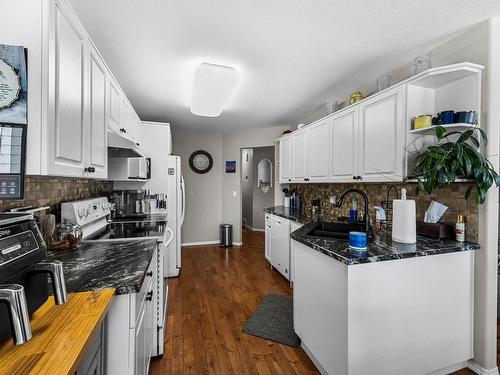 35-481 Monarch Crt, Kamloops, BC - Indoor Photo Showing Kitchen With Double Sink