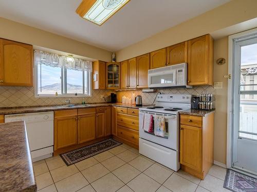 483 Strathcona Terrace, Kamloops, BC - Indoor Photo Showing Kitchen With Double Sink