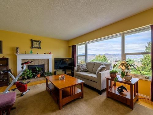 483 Strathcona Terrace, Kamloops, BC - Indoor Photo Showing Living Room With Fireplace