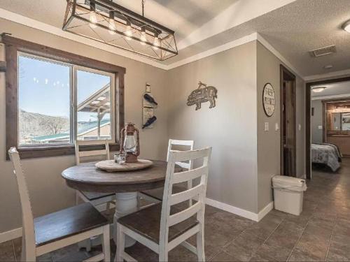 5880 Gardi Road, Kamloops, BC - Indoor Photo Showing Dining Room