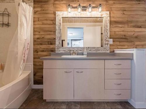 5880 Gardi Road, Kamloops, BC - Indoor Photo Showing Bathroom