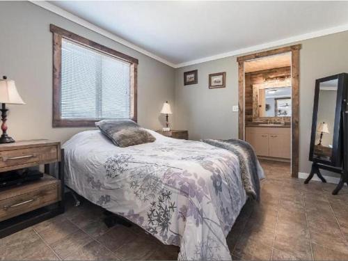 5880 Gardi Road, Kamloops, BC - Indoor Photo Showing Bedroom