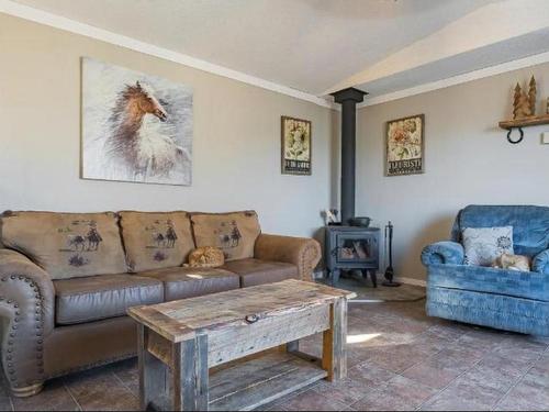 5880 Gardi Road, Kamloops, BC - Indoor Photo Showing Living Room