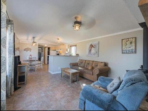 5880 Gardi Road, Kamloops, BC - Indoor Photo Showing Living Room