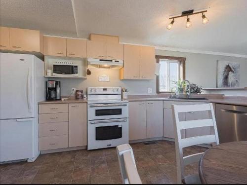 5880 Gardi Road, Kamloops, BC - Indoor Photo Showing Kitchen