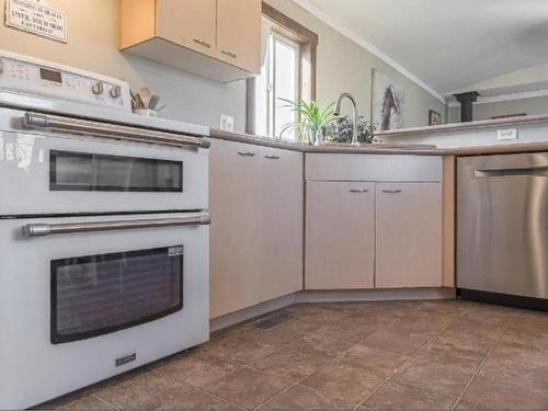 5880 Gardi Road, Kamloops, BC - Indoor Photo Showing Kitchen