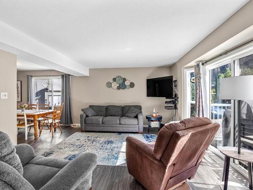 3-233 Brooke Drive, Chase, BC - Indoor Photo Showing Living Room