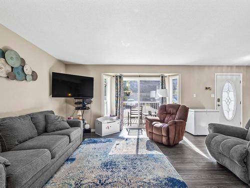 3-233 Brooke Drive, Chase, BC - Indoor Photo Showing Living Room