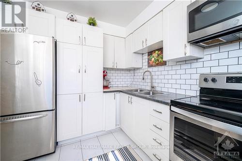 2570 Southvale Crescent, Ottawa, ON - Indoor Photo Showing Kitchen With Double Sink With Upgraded Kitchen