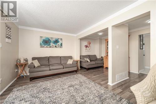 2570 Southvale Crescent, Ottawa, ON - Indoor Photo Showing Living Room