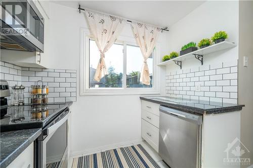 2570 Southvale Crescent, Ottawa, ON - Indoor Photo Showing Kitchen With Upgraded Kitchen