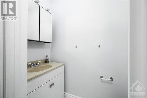 2570 Southvale Crescent, Ottawa, ON - Indoor Photo Showing Bathroom