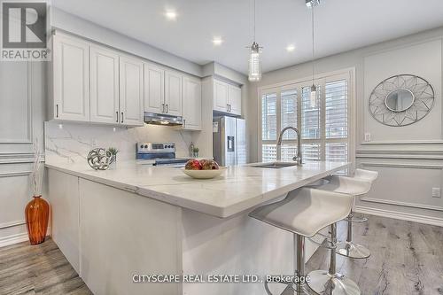 807 Proud Drive, Milton (Cobban), ON - Indoor Photo Showing Kitchen With Upgraded Kitchen