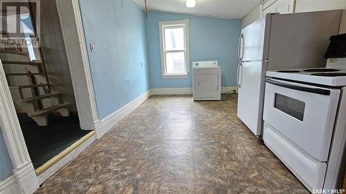 2470 Proton Avenue, Gull Lake, SK - Indoor Photo Showing Kitchen