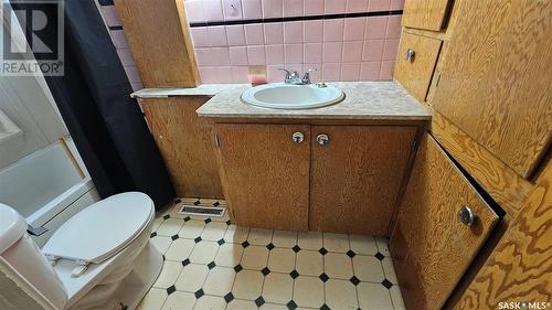 2470 Proton Avenue, Gull Lake, SK - Indoor Photo Showing Bathroom