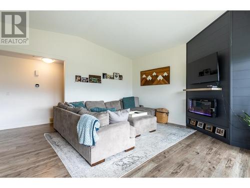 1744 Pennask Terrace, Kamloops, BC - Indoor Photo Showing Living Room