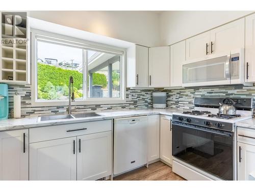 1744 Pennask Terrace, Kamloops, BC - Indoor Photo Showing Kitchen With Double Sink With Upgraded Kitchen