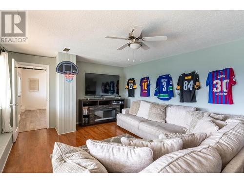 1744 Pennask Terrace, Kamloops, BC - Indoor Photo Showing Living Room