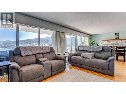 8209 Lakeview Drive, Coldstream, BC - Indoor Photo Showing Living Room