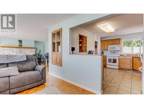 8209 Lakeview Drive, Coldstream, BC - Indoor