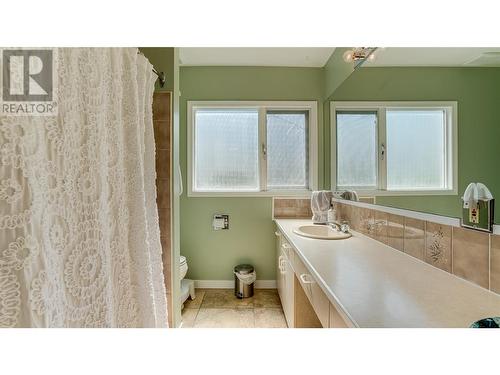 8209 Lakeview Drive, Coldstream, BC - Indoor Photo Showing Bathroom