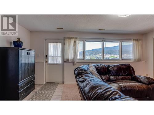 8209 Lakeview Drive, Coldstream, BC - Indoor