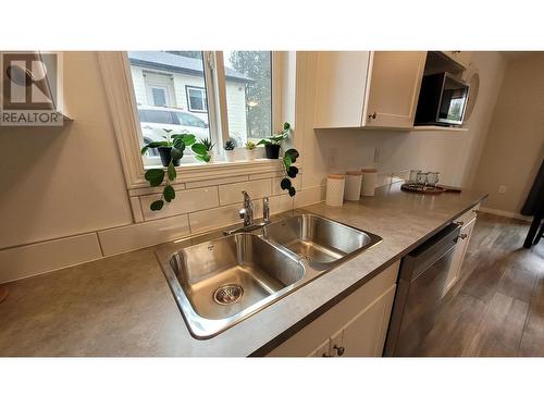 1616 Benniger Road, Christina Lake, BC - Indoor Photo Showing Kitchen With Double Sink