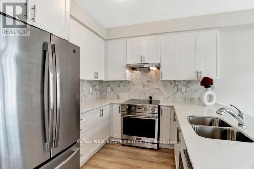 71 Conboy Drive, Erin, ON - Indoor Photo Showing Kitchen With Double Sink With Upgraded Kitchen