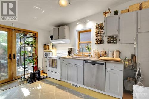 292 Fifth Avenue, Ottawa, ON - Indoor Photo Showing Kitchen