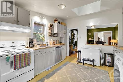 292 Fifth Avenue, Ottawa, ON - Indoor Photo Showing Kitchen