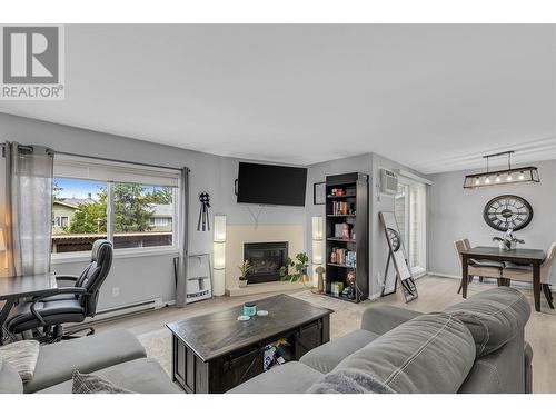 1481 Inkar Road Unit# 16, Kelowna, BC - Indoor Photo Showing Living Room With Fireplace