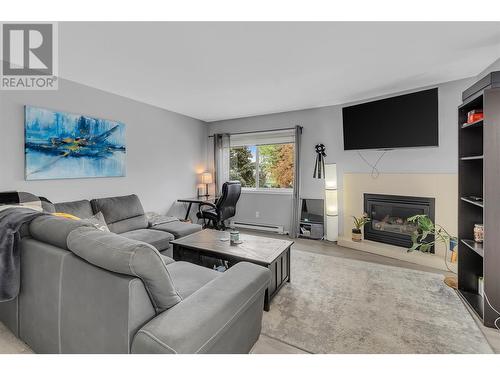 1481 Inkar Road Unit# 16, Kelowna, BC - Indoor Photo Showing Living Room With Fireplace