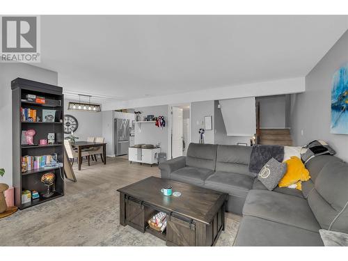 1481 Inkar Road Unit# 16, Kelowna, BC - Indoor Photo Showing Living Room