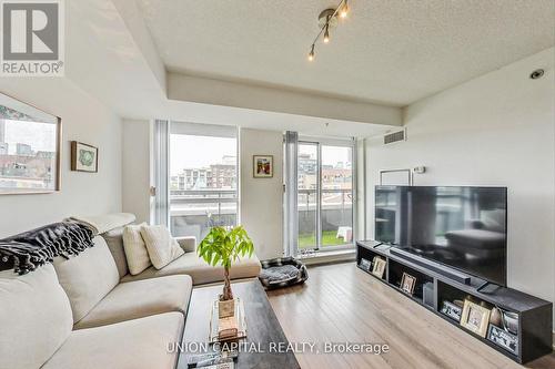 401 - 318 Richmond Street W, Toronto (Waterfront Communities), ON - Indoor Photo Showing Living Room