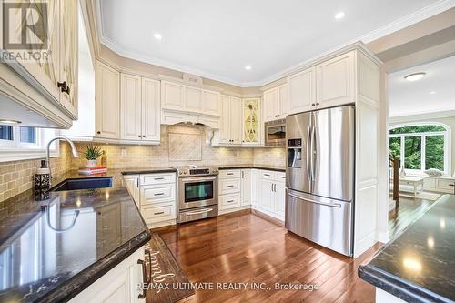 44 Stagecoach Circle, Toronto, ON - Indoor Photo Showing Kitchen With Upgraded Kitchen