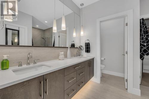 484 Sparrow Hawk Court, Kelowna, BC - Indoor Photo Showing Bathroom