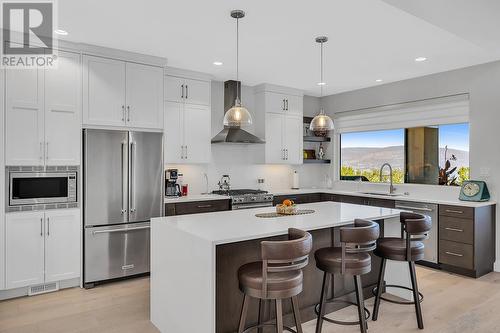 484 Sparrow Hawk Court, Kelowna, BC - Indoor Photo Showing Kitchen With Stainless Steel Kitchen With Upgraded Kitchen