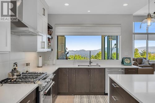 484 Sparrow Hawk Court, Kelowna, BC - Indoor Photo Showing Kitchen With Double Sink With Upgraded Kitchen