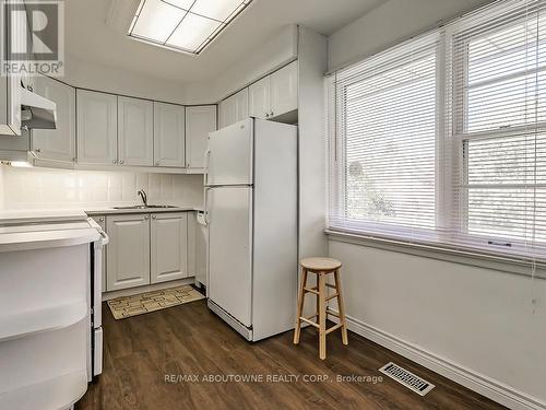 2067 Devon Road, Oakville, ON - Indoor Photo Showing Kitchen With Double Sink