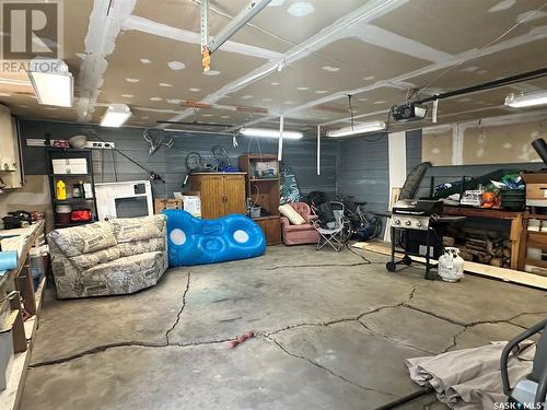 238 2Nd Avenue Nw, Swift Current, SK - Indoor Photo Showing Garage