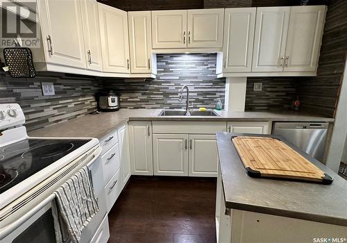 238 2Nd Avenue Nw, Swift Current, SK - Indoor Photo Showing Kitchen With Double Sink