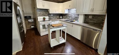 238 2Nd Avenue Nw, Swift Current, SK - Indoor Photo Showing Kitchen With Double Sink