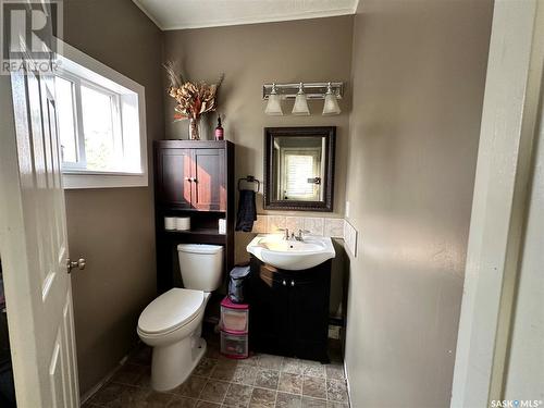 238 2Nd Avenue Nw, Swift Current, SK - Indoor Photo Showing Bathroom