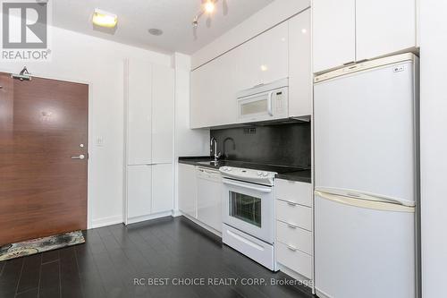 3903 - 15 Iceboat Terrace, Toronto (Waterfront Communities), ON - Indoor Photo Showing Kitchen