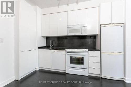 3903 - 15 Iceboat Terrace, Toronto (Waterfront Communities), ON - Indoor Photo Showing Kitchen