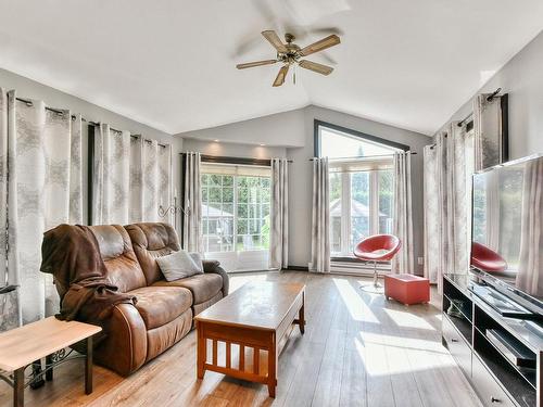 Salle familiale - 18360 Rue Charles, Mirabel, QC - Indoor Photo Showing Living Room