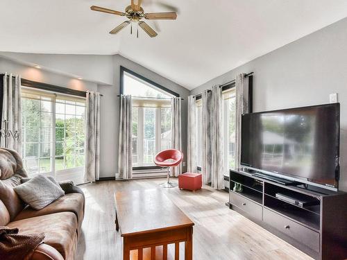 Salle familiale - 18360 Rue Charles, Mirabel, QC - Indoor Photo Showing Living Room