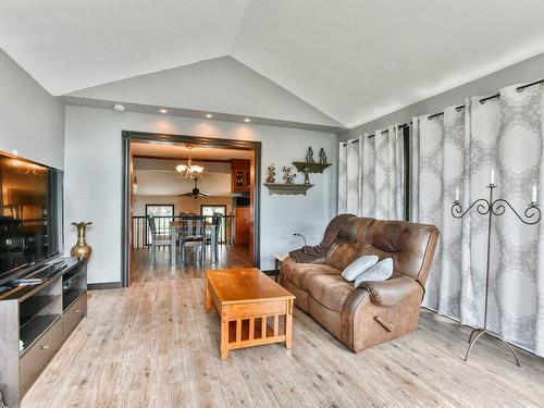 Salle familiale - 18360 Rue Charles, Mirabel, QC - Indoor Photo Showing Living Room