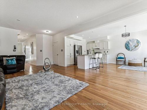 15 Clipper Lane, Clarington, ON - Indoor Photo Showing Living Room